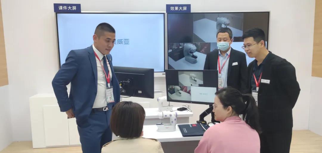 奥威亚智慧实训空间展区.jpg