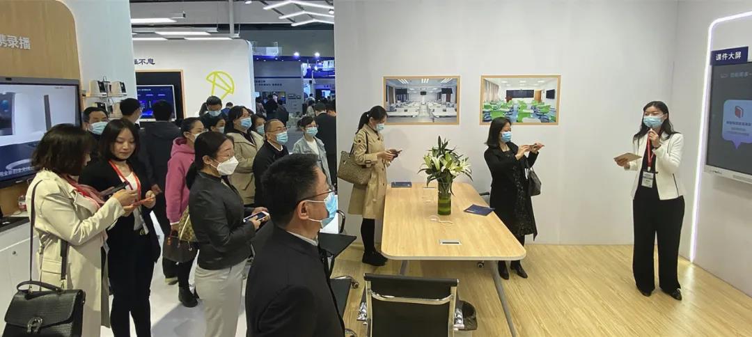 奥威亚智慧教学空间展区.jpg