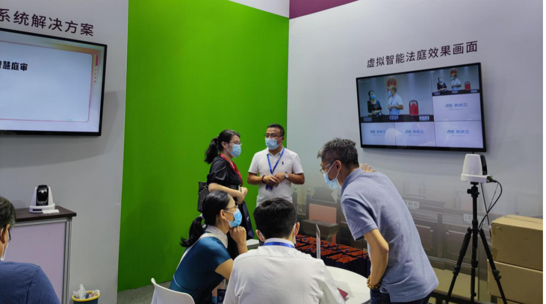 参展嘉宾现场交流技术应用.png