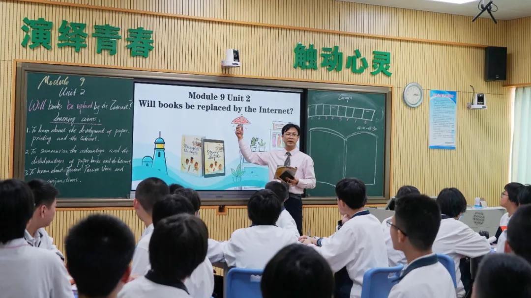 陈惠南纪念中学黄明正老师正在进行教学展示.jpg