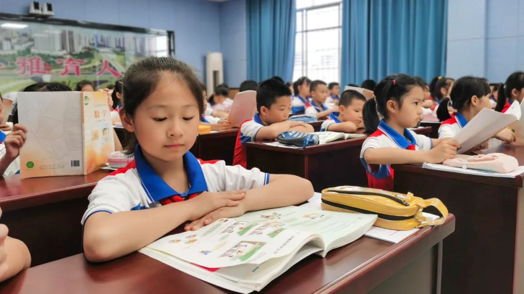 来宾市实验小学与凤凰镇中心小学同步课堂【奥威亚三个课堂】学生.jpg