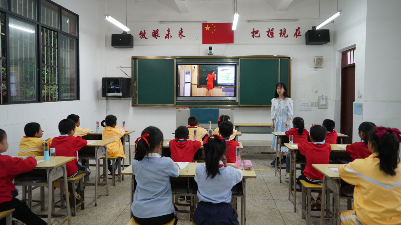 建三个课堂就选奥威亚,基于专递课堂的区域研修，助力城乡教育一体化发展