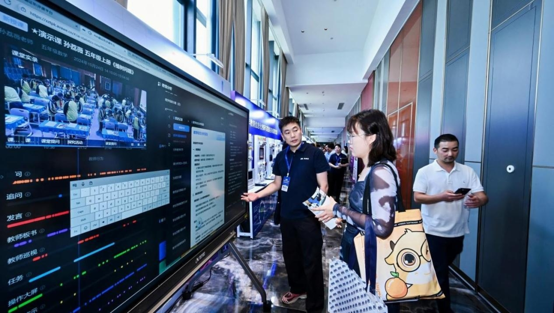 数智融合 创新赋能教育丨奥威亚携AI创新方案亮相2025教育信息化研讨会